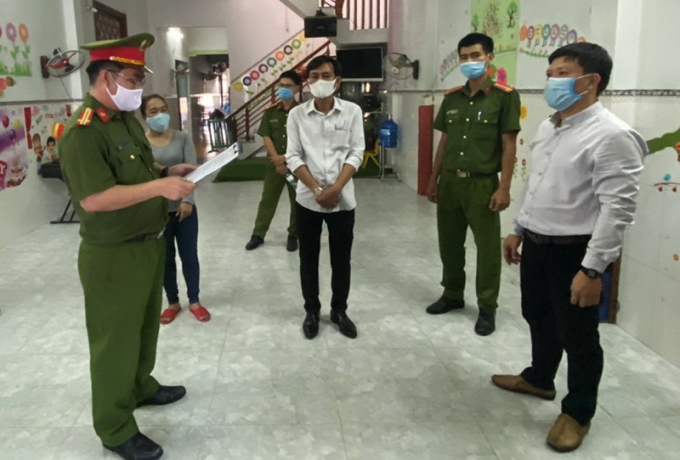 Công bố quyết định khởi tố bị can, lệnh bắt tạm giam đối với Dương Tấn Định, Hạt trưởng Hạt kiểm lâm huyện Tây Hòa. Ảnh: HT