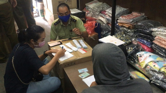 Lực lượng chức năng kiểm đếm, lập biên bản tạm giữ số sản phẩm không rõ nguồn gốc. Ảnh: H.T.