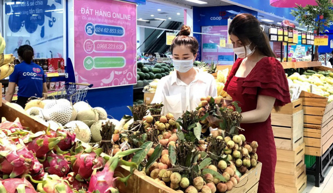 Trái vải tươi đang được bán tại các siêu thị Co.opmart tại Hà Nội
