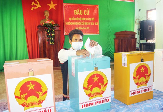 Cử tri làng Cát bỏ phiếu sớm