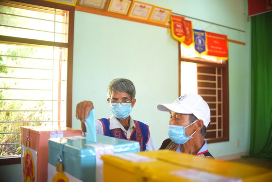 Những lá phiếu sớm của cử tri làng Cát