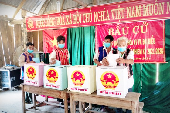 Những lá phiếu sớm của cử tri tại làng O2, xã Vĩnh Kim, huyện Vĩnh Thạnh