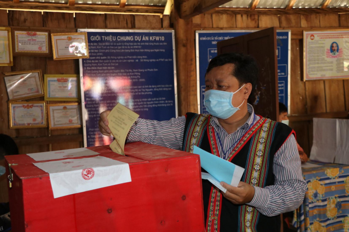 Cử tri thôn Măng Khênh bỏ phiếu cho đại biểu mình tín nhiệm