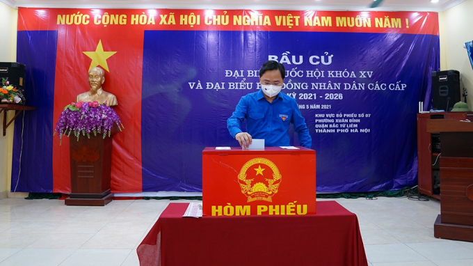 Anh Nguyễn Anh Tuấn bỏ phiếu tại nơi cư trú sáng 23.5. ẢNH: NGỌC THẮNG