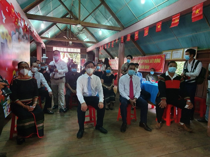 Các lãnh đạo Tỉnh uỷ Đắk Lắk đến theo dõi buổi bầu cử ở buôn Ako Dhong. Ảnh: Bảo Trung