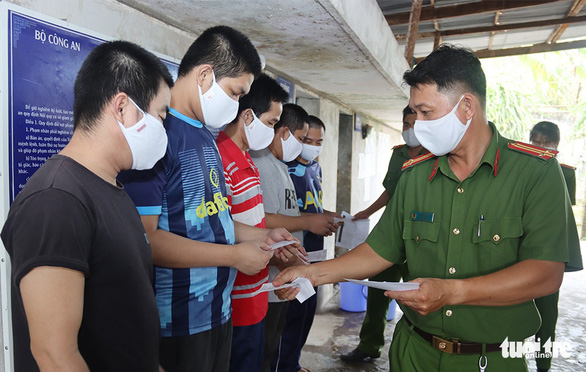 Lãnh đạo Trại tạm giam Công an tỉnh An Giang phát thẻ cử tri - Ảnh: TIẾN VŨ