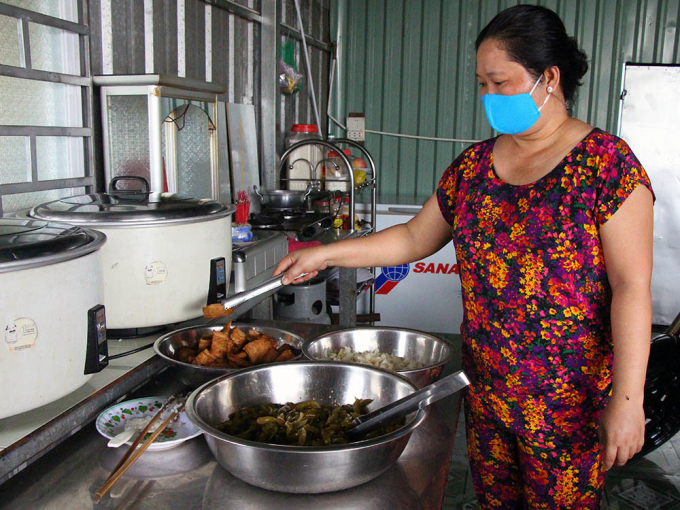 Cơm phát cho bà con có hoàn cảnh khó khăn, do chính tay chị Thảo nấu.