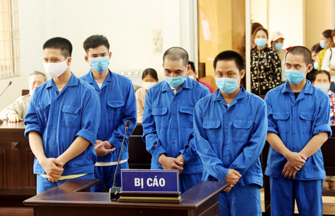 5 bị cáo Hùng, Tài, Dính, Hập, Út tại tòa. Ảnh: Tiến Tầm