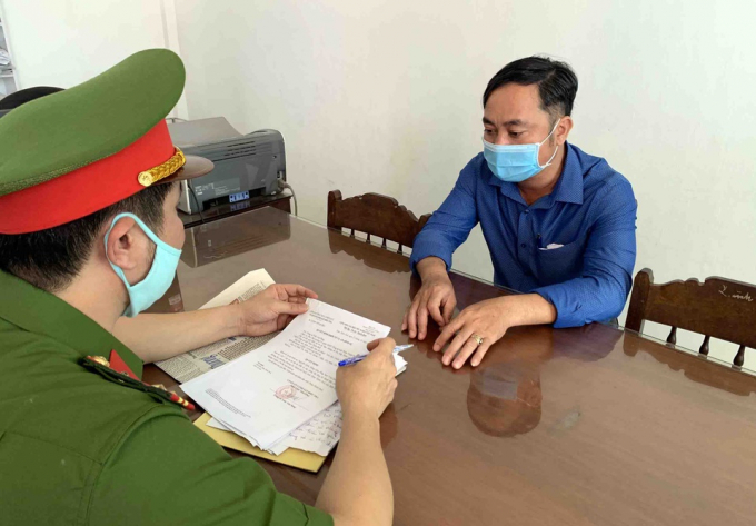 Công an làm việc với ông Nguyễn Văn Quý. Ảnh: V.T.