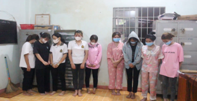 9 cô gái liên quan đến vụ hỗn chiến được công an mời lên làm việc, lấy lời khai.ẢNH: H.G