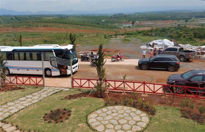 Dù cách UBND TP Bảo Lộc không xa và được giao dịch rầm rộ nhưng chỉ đến khi báo chí phản ánh, TP mới hay biết sự tồn tại của bất động sản này.