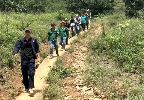 Công an đóng vai công nhân cạo mủ cao su, tiếp cận trường gà.