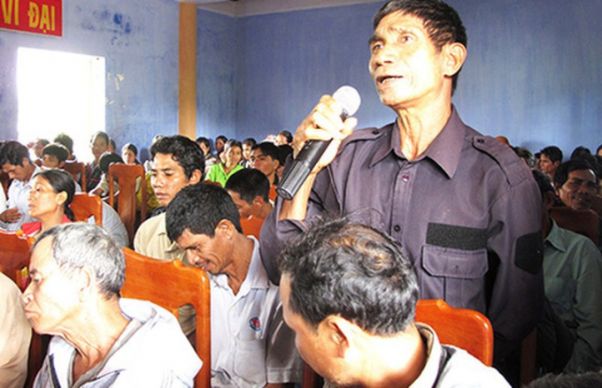 Người dân xã Ea Trol, huyện Sông Hinh tố cáo sai phạm của ông Võ Trọng Bình và BQL trong buổi đối thoại với lãnh đạo huyện năm 2013. Ảnh: TẤN LỘC
