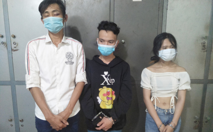 Từ trái sang: Liệt, Kiệt, Thảo tại Cơ quan CSĐT Công an H.Châu Thành. ẢNH: B.B
