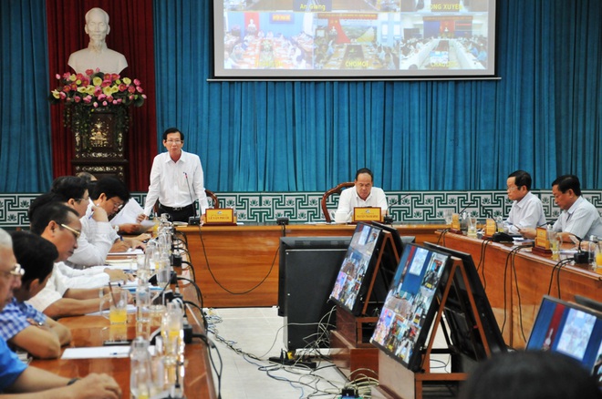 Ông Lê Văn Phước - Phó Chủ tịch UBND tỉnh An Giang (người đứng) cho biết, liên quan BN12642 đã giao công an tỉnh điều tra và sẽ khởi tố vụ án nếu có đủ căn cứ pháp luật về nhập cảnh trái phép mang theo dịch bệnh.