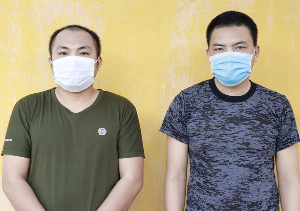 Phan Hồng Khanh (trái) và Lê Quang Hòa tại cơ quan công an - Ảnh: V.T.