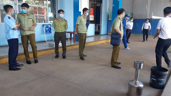 Đoàn kiểm tra liên ngành 389 kiểm tra cửa hàng xăng dầu số 1 Đắk Lắk ngày 20-5 - Ảnh: TÂM AN