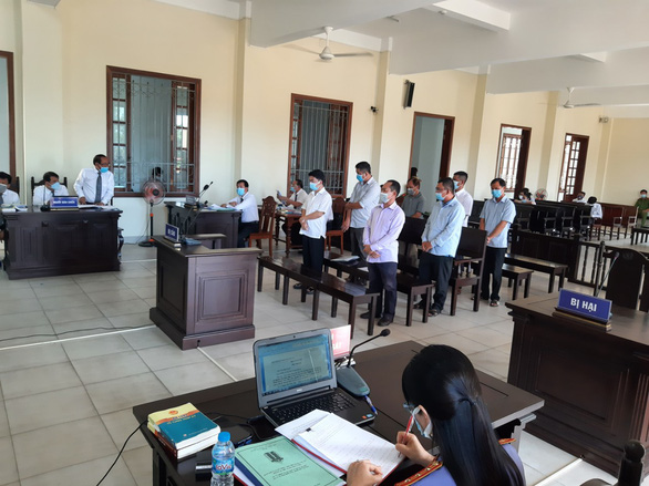 Bảy bị cáo nguyên là cán bộ quận Bình Thủy tại phiên xét xử sơ thẩm - Ảnh: CHÍ HẠNH