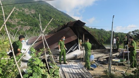 Công an đang khám nghiệm hiện trường vụ án mạng. Ảnh: Minh Nhật.