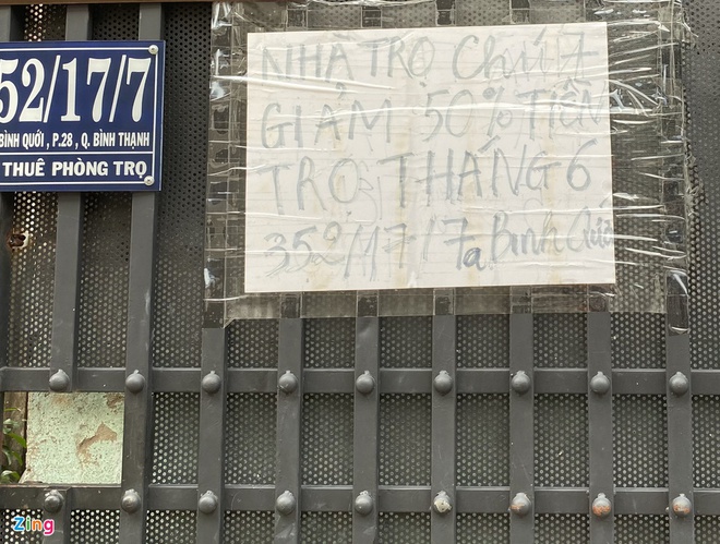 Nhiều gia đình cũng chủ động giảm giá thuê nhà ngay từ đầu tháng 6. Ảnh: Đinh Phạm.