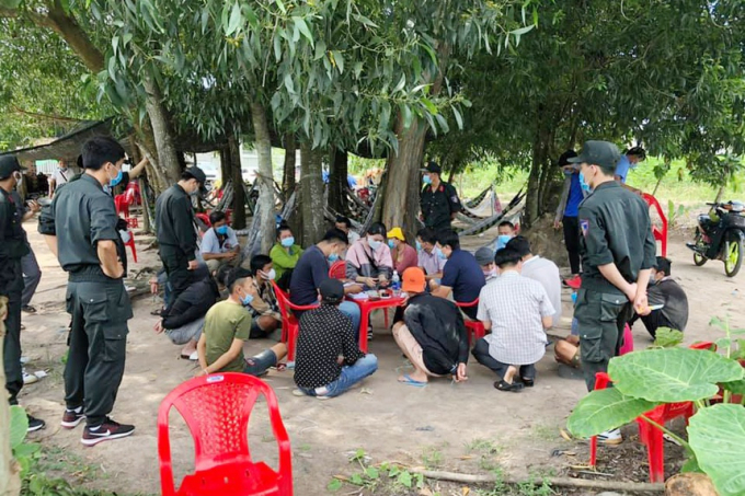 Nhóm người bị cảnh sát bắt giữ. Ảnh: N.A.