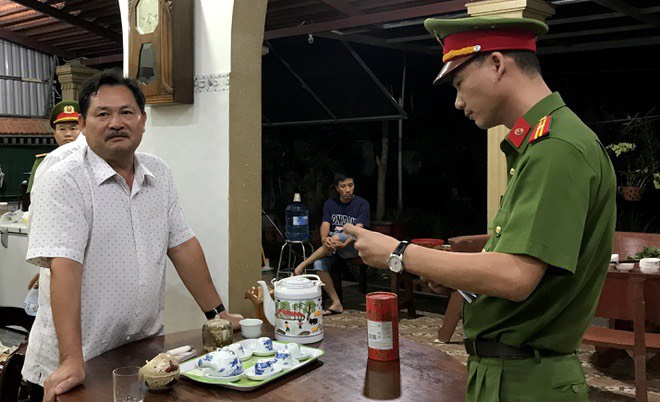 Cơ quan điều tra tống đạt lệnh bắt tạm giam bị can và khám xét nơi ở của Thiện