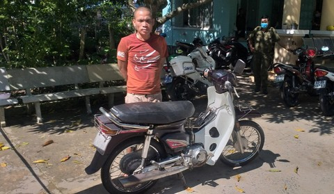 Đối tượng Vũ cùng tang vật tại cơ quan Công an.
