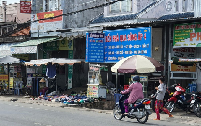 Bến phà qua sông mà vợ chồng chủ tiệm vàng đã bán cho con gái trong thời gian họ bị kiện đòi nợ. Ảnh: TRẦN VŨ