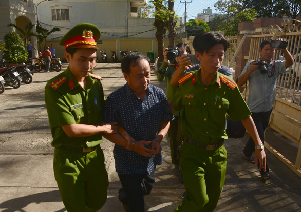 Cơ quan CSĐT Công an Bình Thuận bắt giam bị can Nguyễn Hữu Hoành - phó giám đốc Chi nhánh văn phòng đăng ký đất đai Phan Thiết trước đó - Ảnh: ĐỨC TRONG