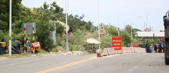 Chốt kiểm soát dịch COVID-19 khu vực núi Đá Chồng, thị trấn Khánh Hải, huyện Ninh Hải (Ninh Thuận) - Ảnh: NGỌC DUY