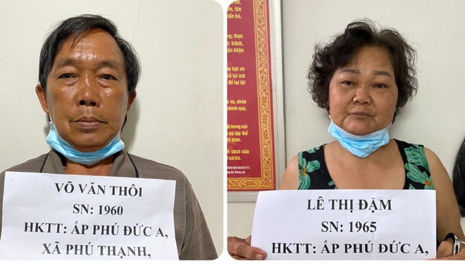 Hai vợ chồng bị can Võ Văn Thôi và bị can Lê Thị Đậm (Ảnh: Nghiêm Túc).