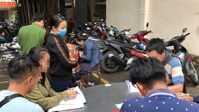 Hàng trăm người dân đến trụ sở Công an TP.HCM tố cáo công ty Alibaba lừa đảo. Ảnh: N.