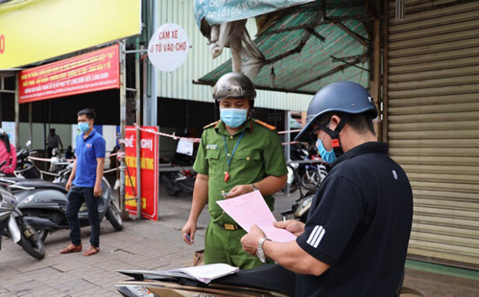 Lực lượng Công an TP Cần Thơ lập biên bản xử phạt người vi phạm công tác phòng, chống dịch. Ảnh: Công an Cần Thơ