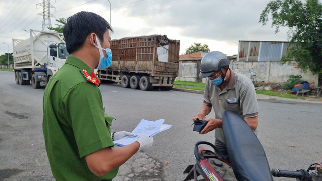 Công an thị xã Phú Mỹ đang lập biên bản xử phạt người dân vi phạm giãn cách xã hội theo chỉ thị 16