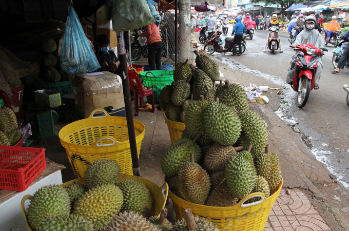 Các tiểu thương tại chợ Tân An, TP Buôn Ma Thuột không thể gửi hàng cho khách vì ảnh hưởng của dịch. Ảnh: Quang Yên.