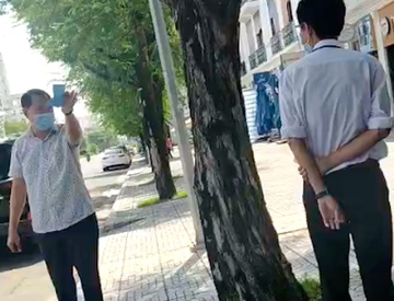 Sau khi xé biên bản, ông C. nói vọng lại tổ công tác nhắn chủ tịch phường đừng kêu gọi quà từ thiện cho người dân. Ảnh: cắt từ clip.