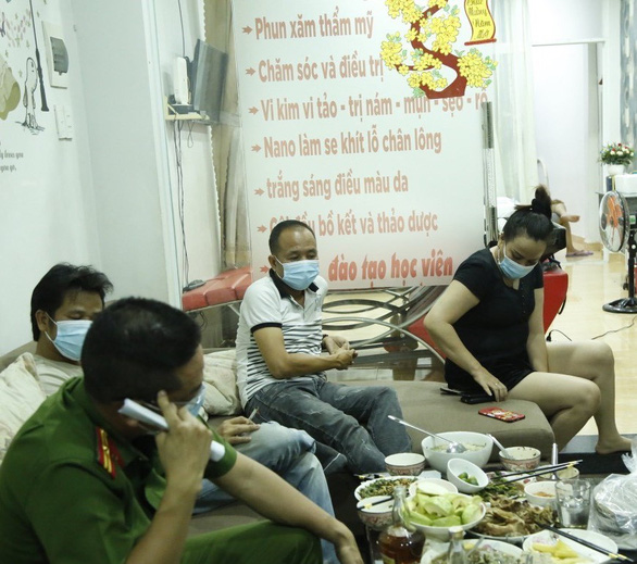 Người đàn ông mặc trang phục thiếu tá công an “dỏm” bị phát hiện khi ăn nhậu trong thời gian giãn cách xã hội - Ảnh: B.S.