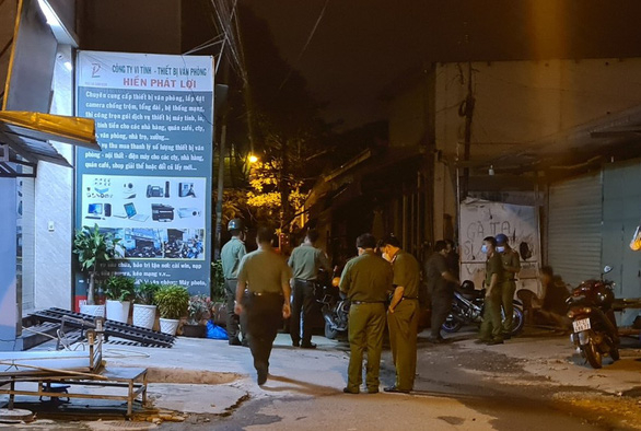 Công an kiểm tra ngôi nhà trong hẻm nơi thiếu tá công an “dỏm” tập trung ăn nhậu vi phạm giãn cách - Ảnh: B.S.