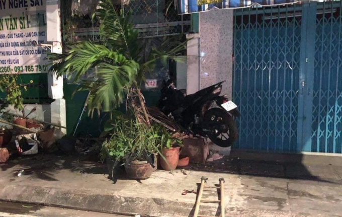 Hiện trường xe máy của thượng úy T. lao vào nhà dân. Ảnh: T.T.