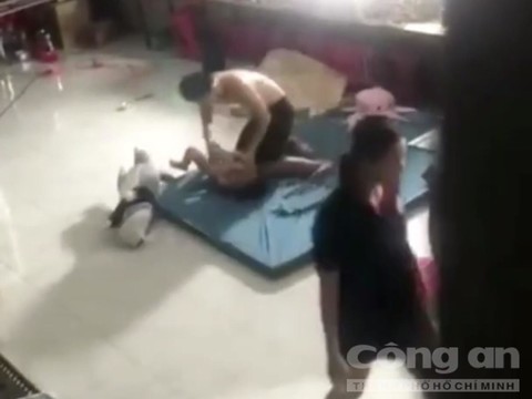 Người phụ nữ được bé trai gọi là mẹ nhưng thờ ơ khi em bị bạo hành.