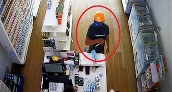 Nam thanh niên cầm dao uy hiếp nhân viên cửa hàng sữa trên đường Cộng Hòa (quận Tân Bình, TP.HCM) vào ngày 5-8 - Ảnh do camera tại cửa hàng ghi lại