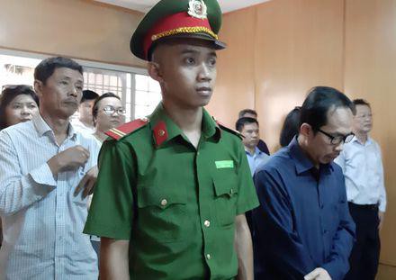 Huỳnh Tấn Luật (áo sẫm, đeo kính) tại phiên tòa sơ thẩm trước đó