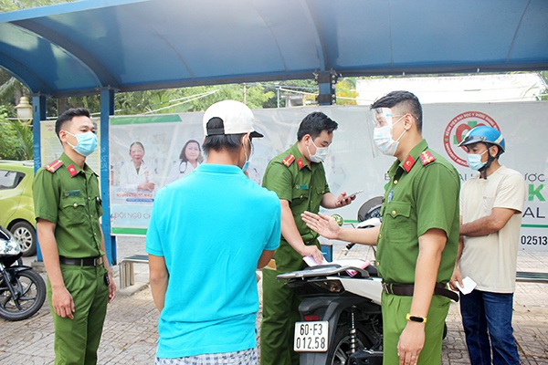 Một người ra đường khi không cần thiết bị lập biên bản xử phạt ở TP Biên Hòa. Ảnh: T.D.