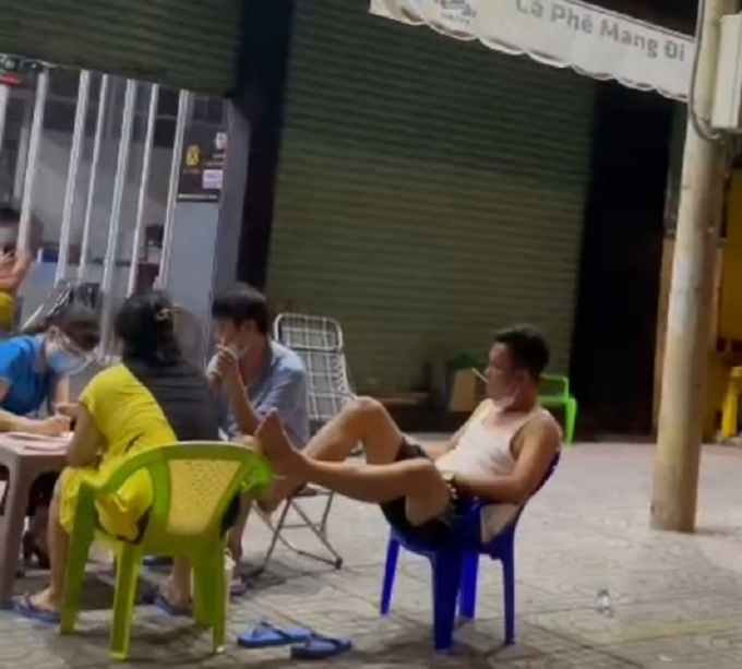 Hình ảnh cắt từ clip được ghi lại thể hiện quá trình nhóm ông Dương làm việc với tổ kiểm tra phường Thắng Tam, tối 9-8.