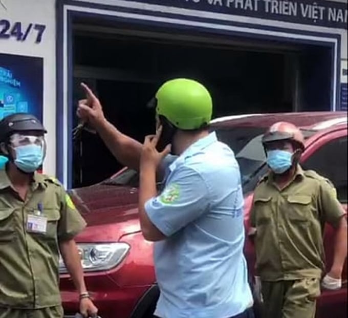 Ông D đang cãi nhau với lực lượng trực chốt. Ảnh: PN