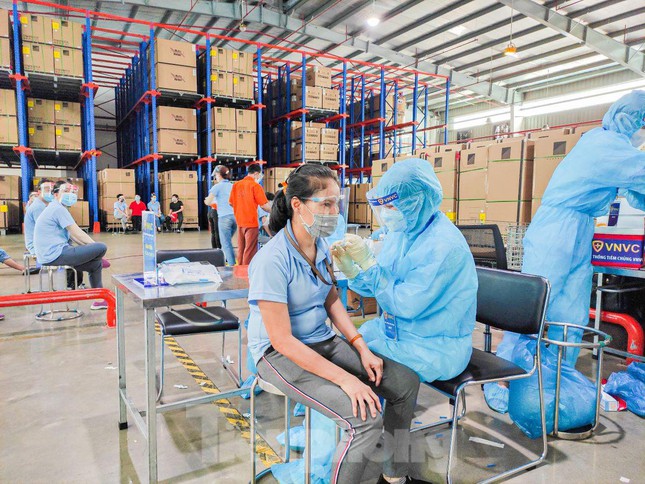 Bình Dương tiêm vắc xin cho công nhân 3 tại chỗ tránh gãy chuỗi sản xuất