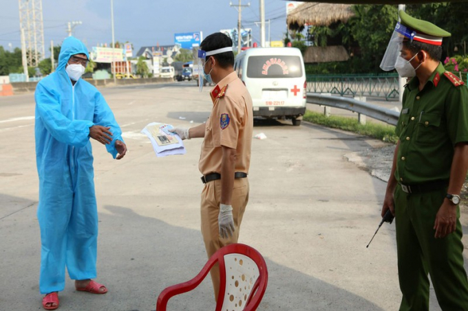 CSGT Công an Tiền Giang kiểm tra và buộc quay đầu nhiều trường hợp xe chở quan tài người mất nhưng không xuất trình được giấy tờ liên quan. Ảnh: PV