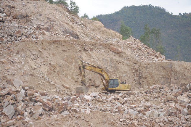 Công ty Quốc Hân cho khai thác đất đá tại dự án khi chưa có giấy phép. Ảnh L.H