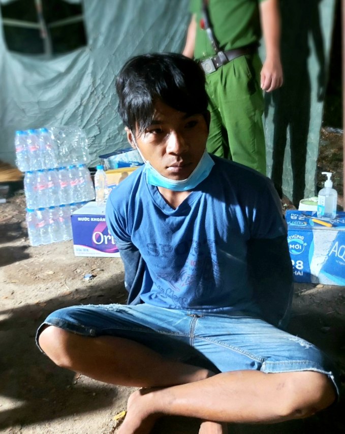 Phạm Văn Sanh bị bắt giữ tại chốt kiểm soát dịch Covid-19 cầu Gò Găng, xã Long Sơn, TP.Vũng Tàu. ẢNH: NGUYỄN LONG