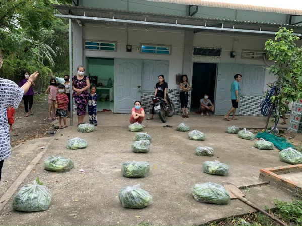 Người dân thuê phòng trọ ở H.Xuyên Mộc nhận rau, củ miễn phí. NGUYỄN LONG